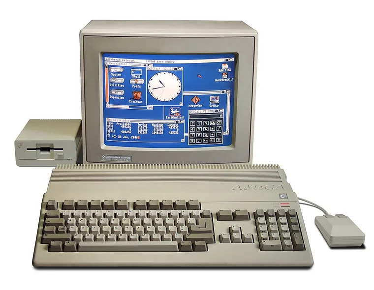 Amiga 500 mit Monitor, Maus und Diskettenlaufwerk