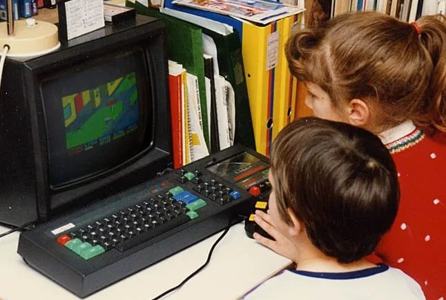 Děti hrající Paperboy na CPC 464