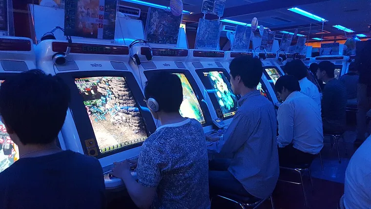Herna se shoot 'em up automaty v Tokiu