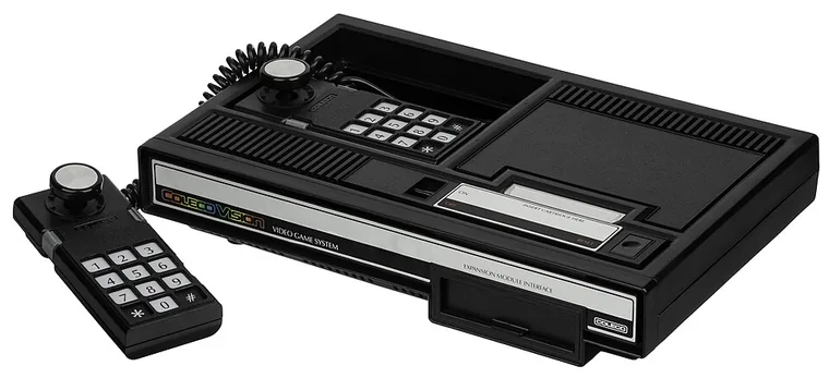 Console ColecoVision avec sa manette (1982)