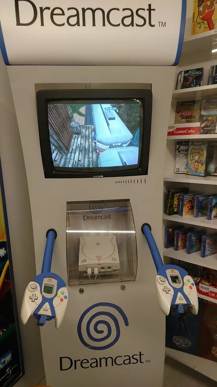 Arcade-Automat mit einem Sega Dreamcast in einem Museum