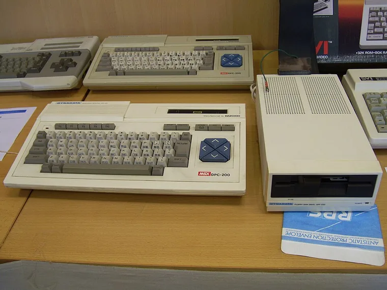 Počítač Dynadata DPC 200 s disketovou mechanikou